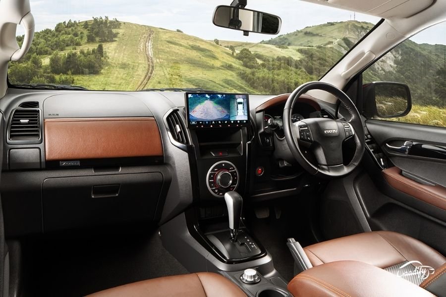 2026 Isuzu V-cross interior 
