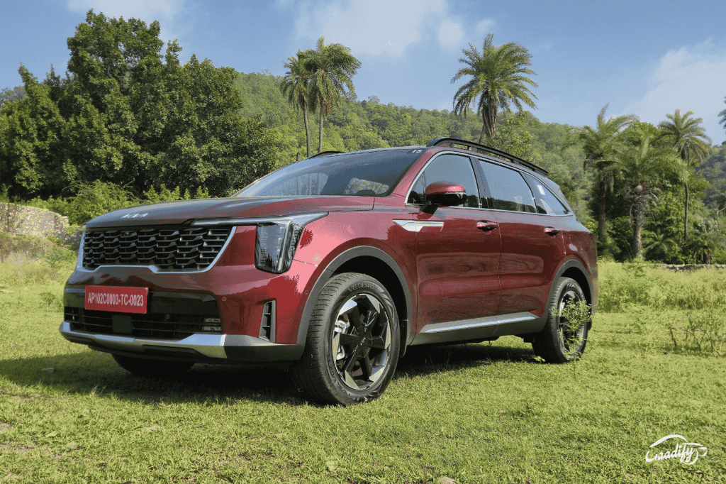 Kia Sorento vs Toyota Innova Hycross hybrid price